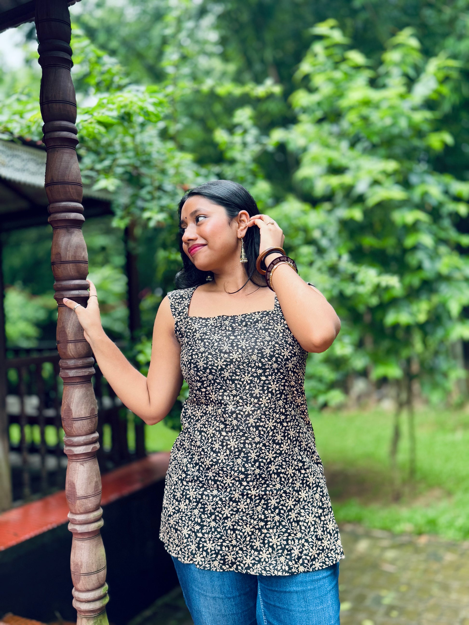 Kalindi (কালিন্দি) - Orbindo Cotton Sleeveless Short Kurti
